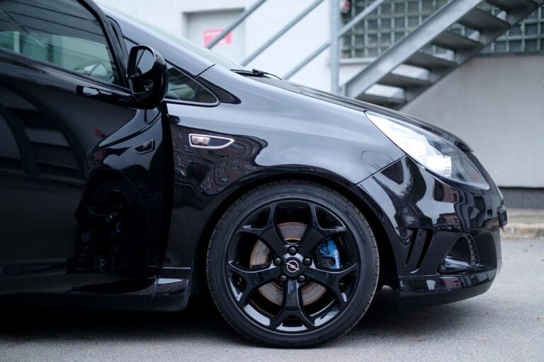 Czujniki parkowania i kamera w Dacii – montaż i działanie