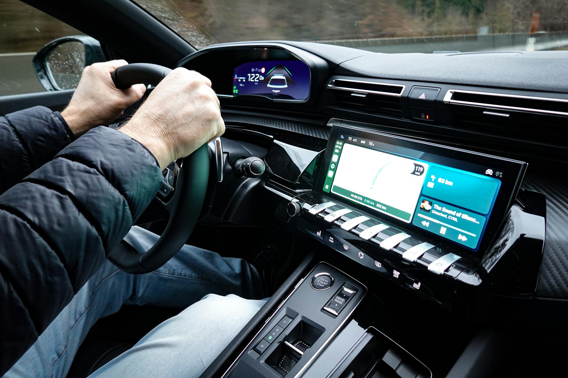 Wnętrze Toyoty z kierowcą i ekranem multimediów Smart Connect