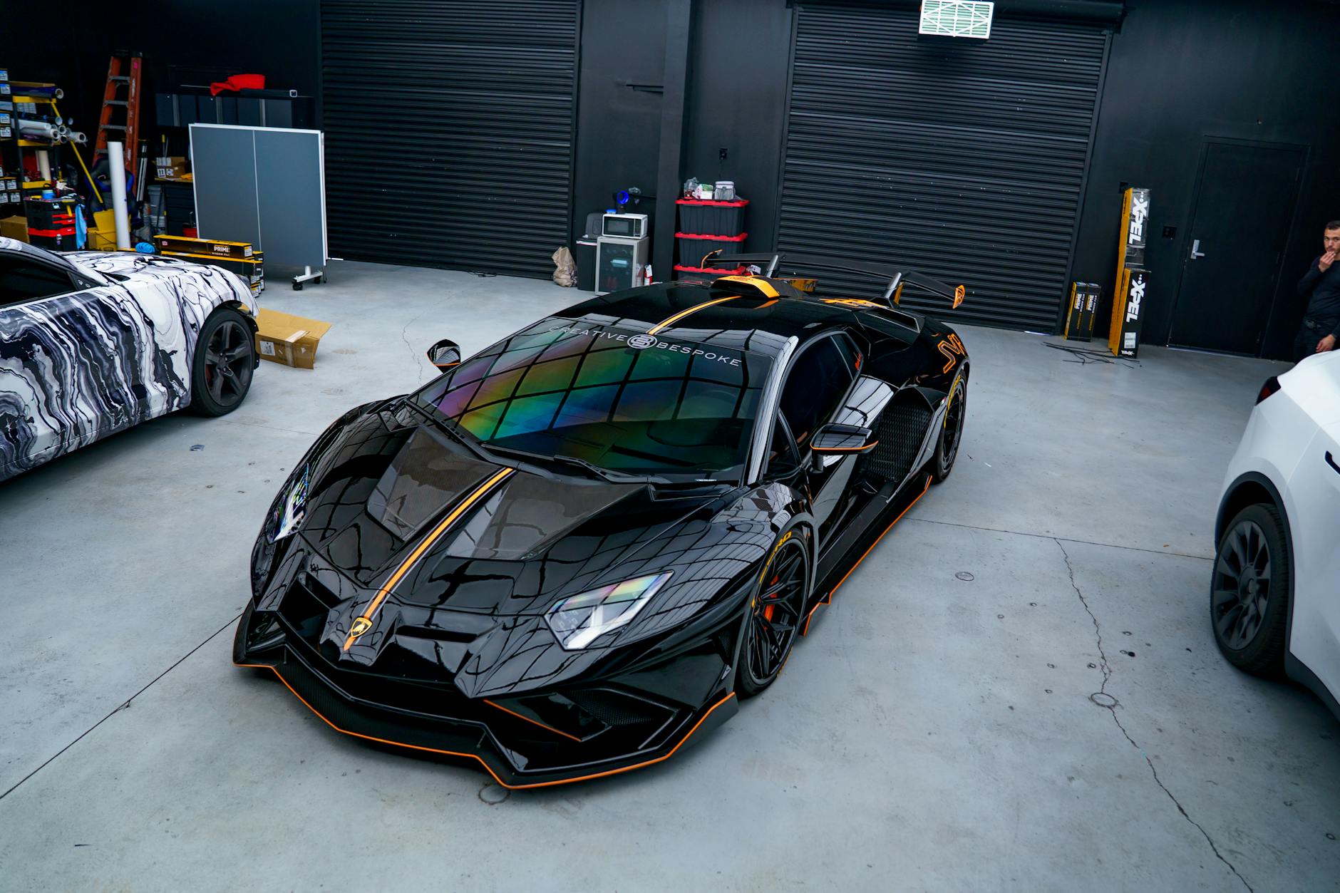 Czarny luksusowy samochód sportowy w nowoczesnym, czystym garażu