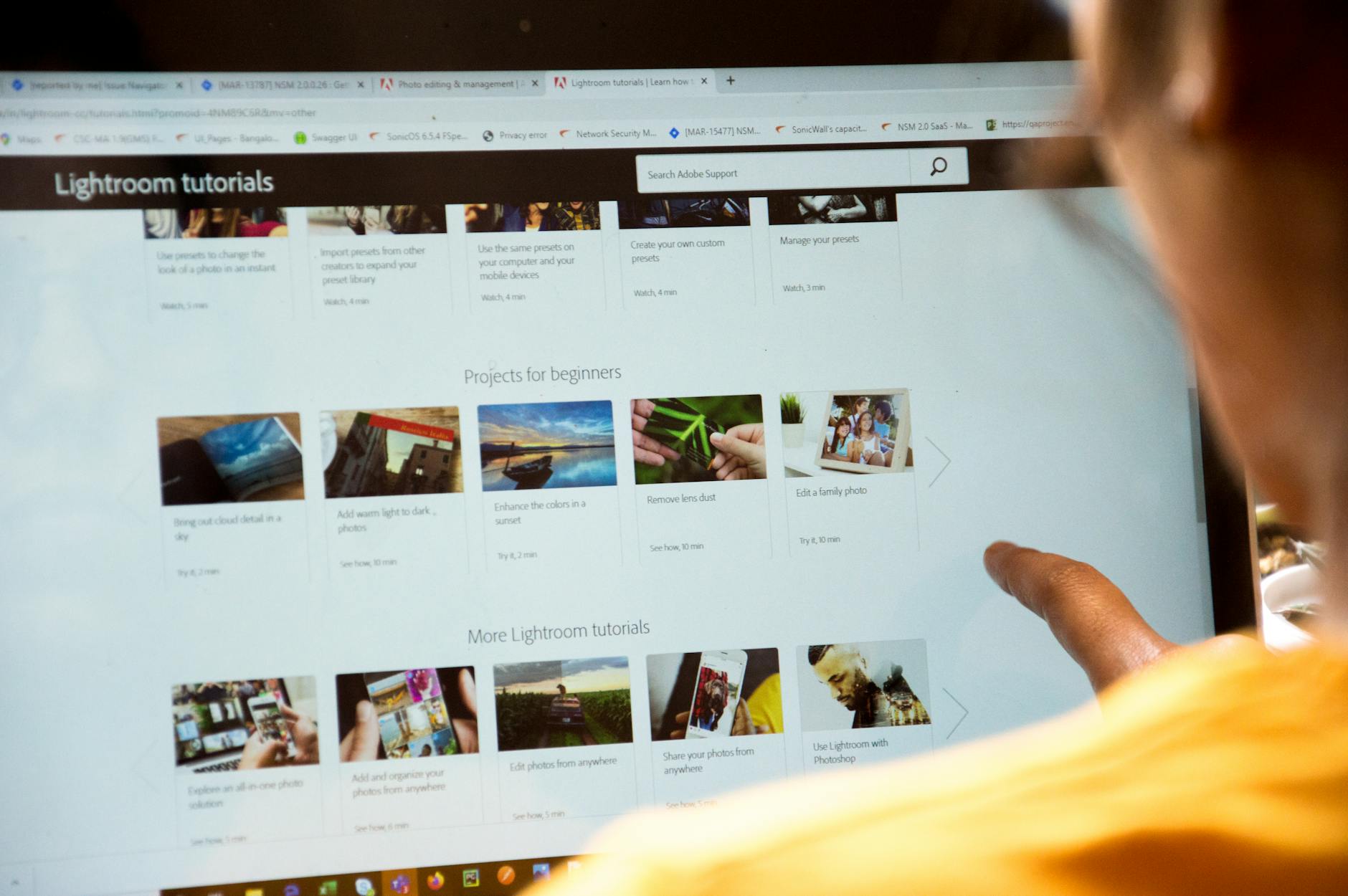 Kobieta przy komputerze ogląda kurs Lightroom o edycji zdjęć