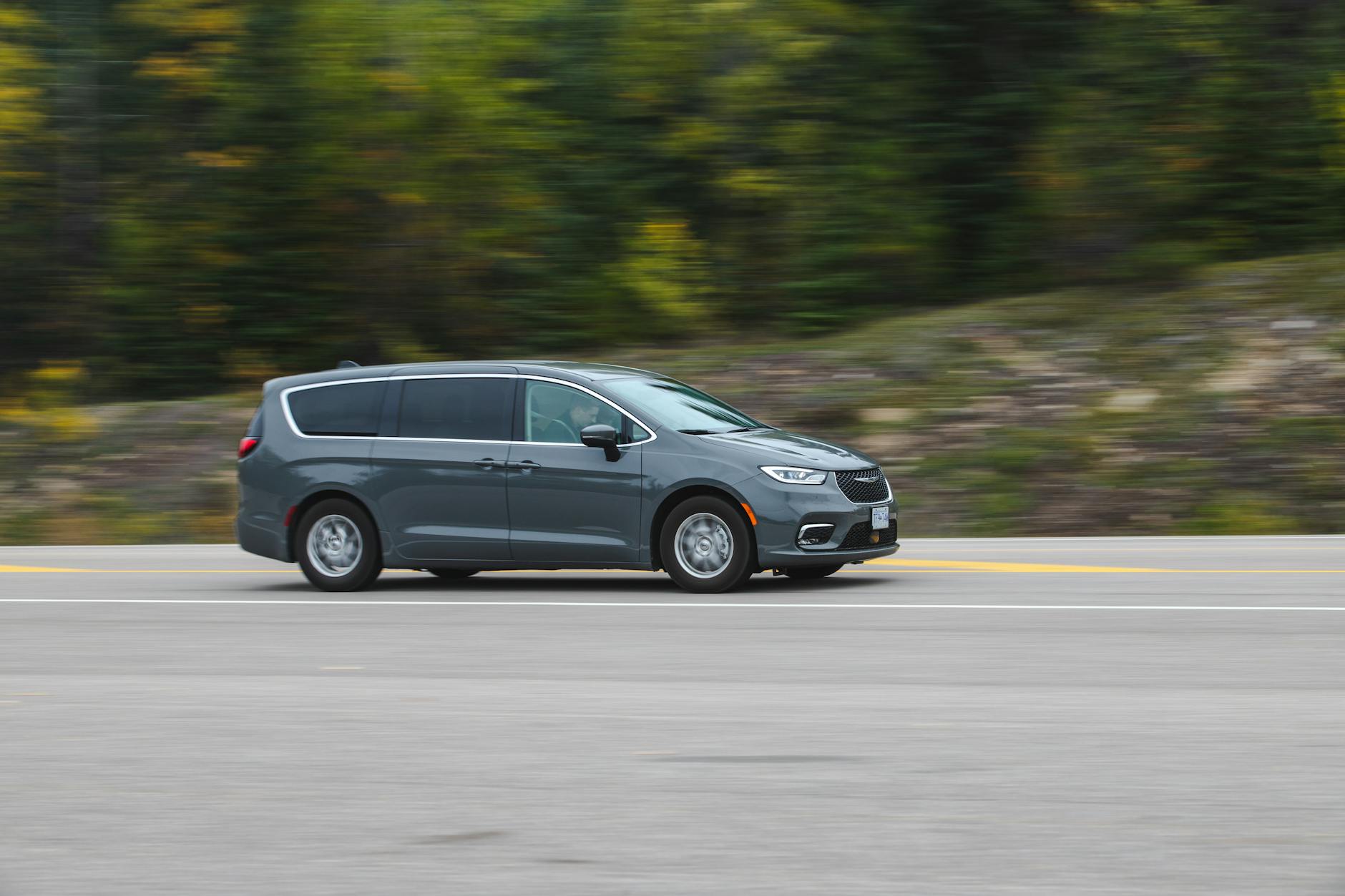 Jadąca po zielonej trasie nowoczesna Mazda 6 w ruchu