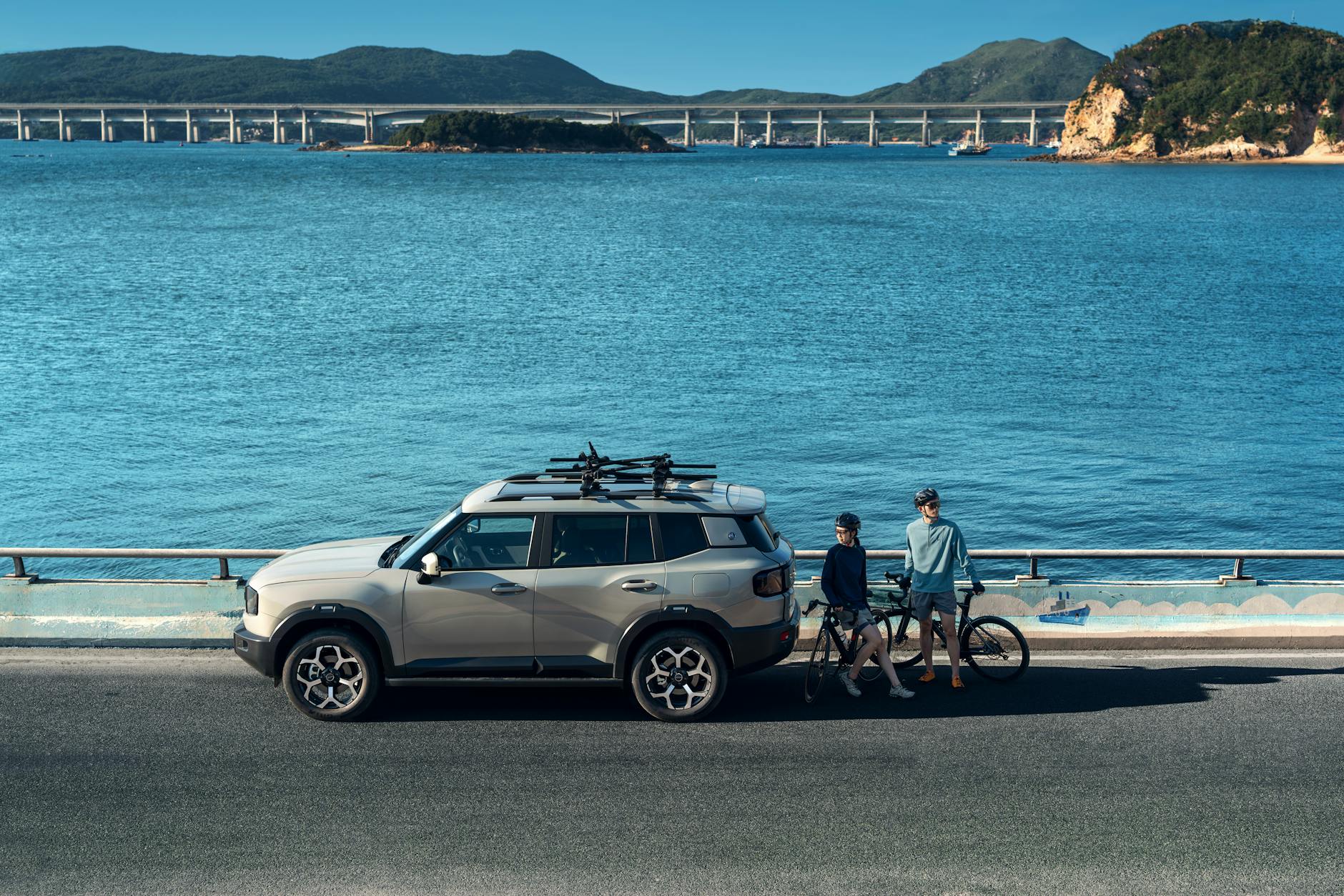 Mitsubishi Outlander PHEV nad morzem z rowerami na bagażniku