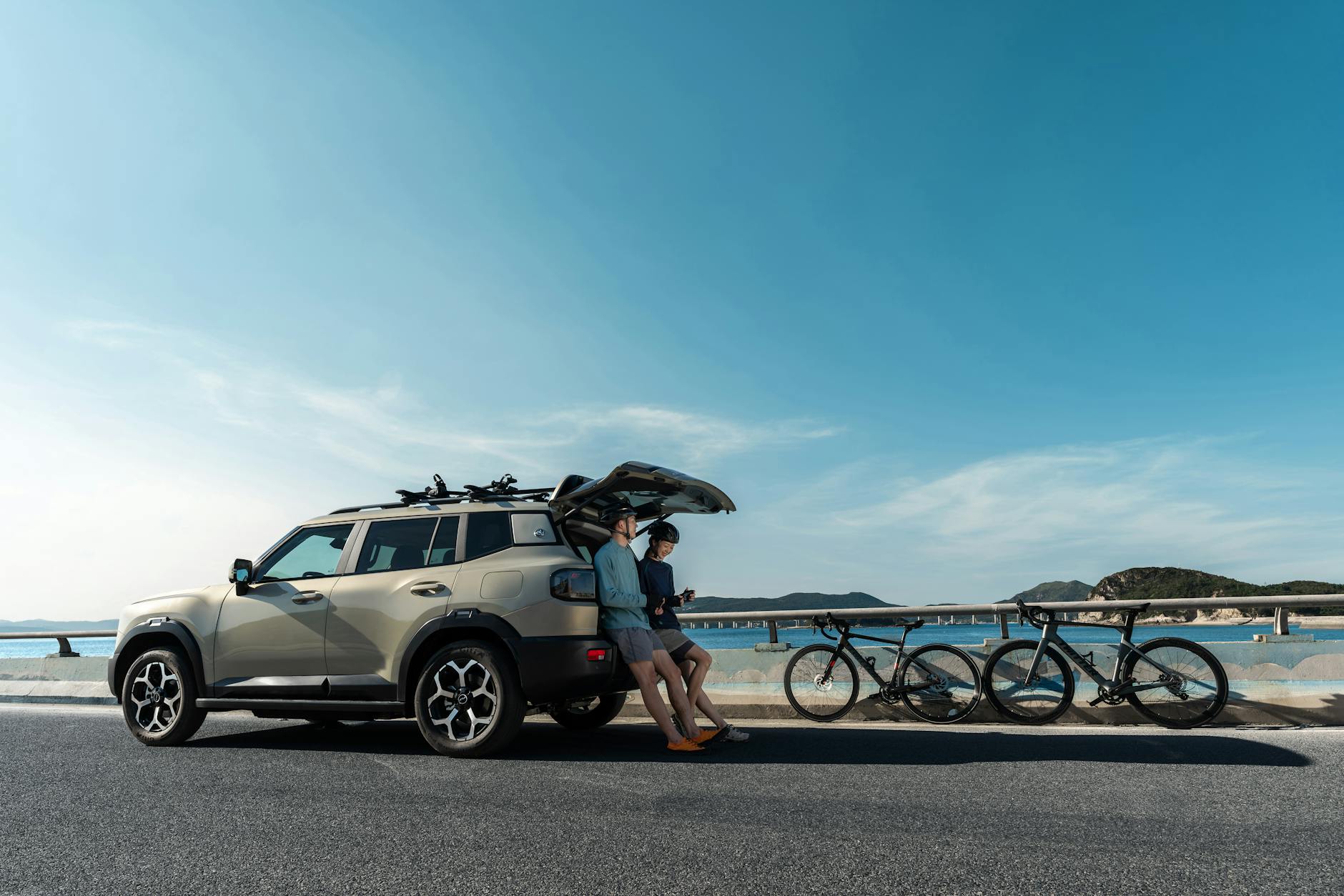 Rodzinny SUV Honda nad morzem z przypiętymi rowerami