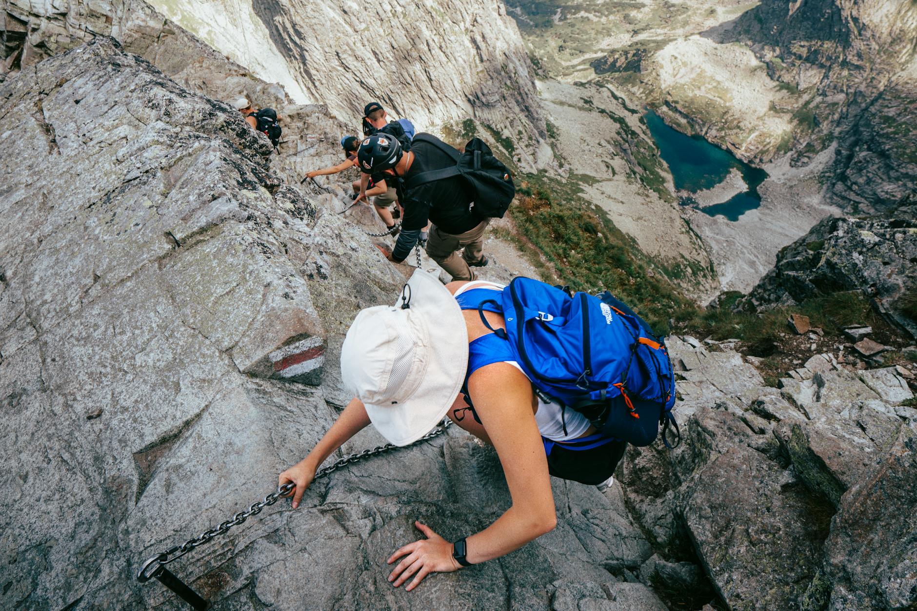 Szlak w Tatrach Wysokich nad górskim jeziorem w otoczeniu szczytów