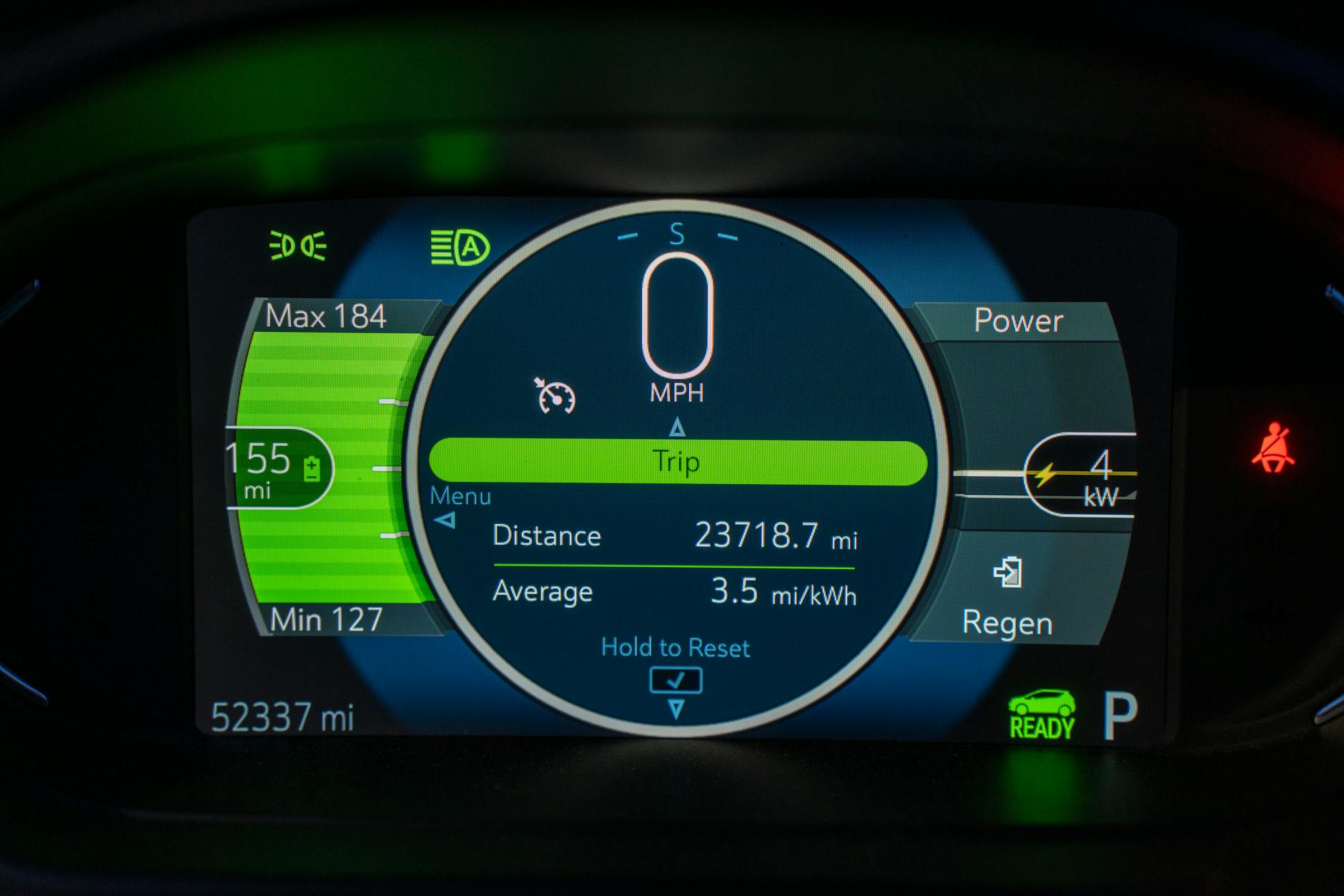 Zbliżenie cyfrowych zegarów elektrycznego Citroëna z poziomem baterii