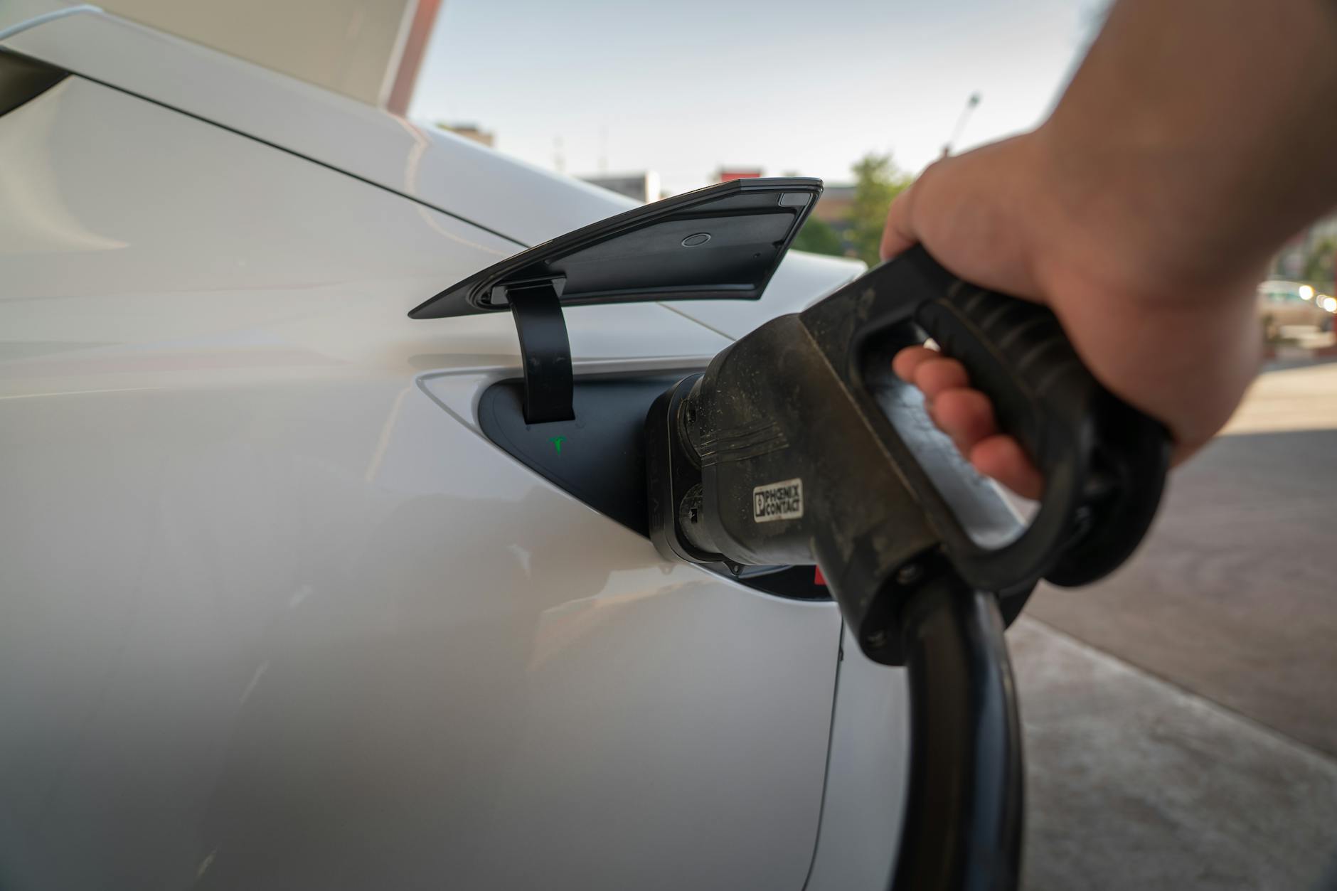 Zbliżenie na ładowany elektryczny samochód Mitsubishi