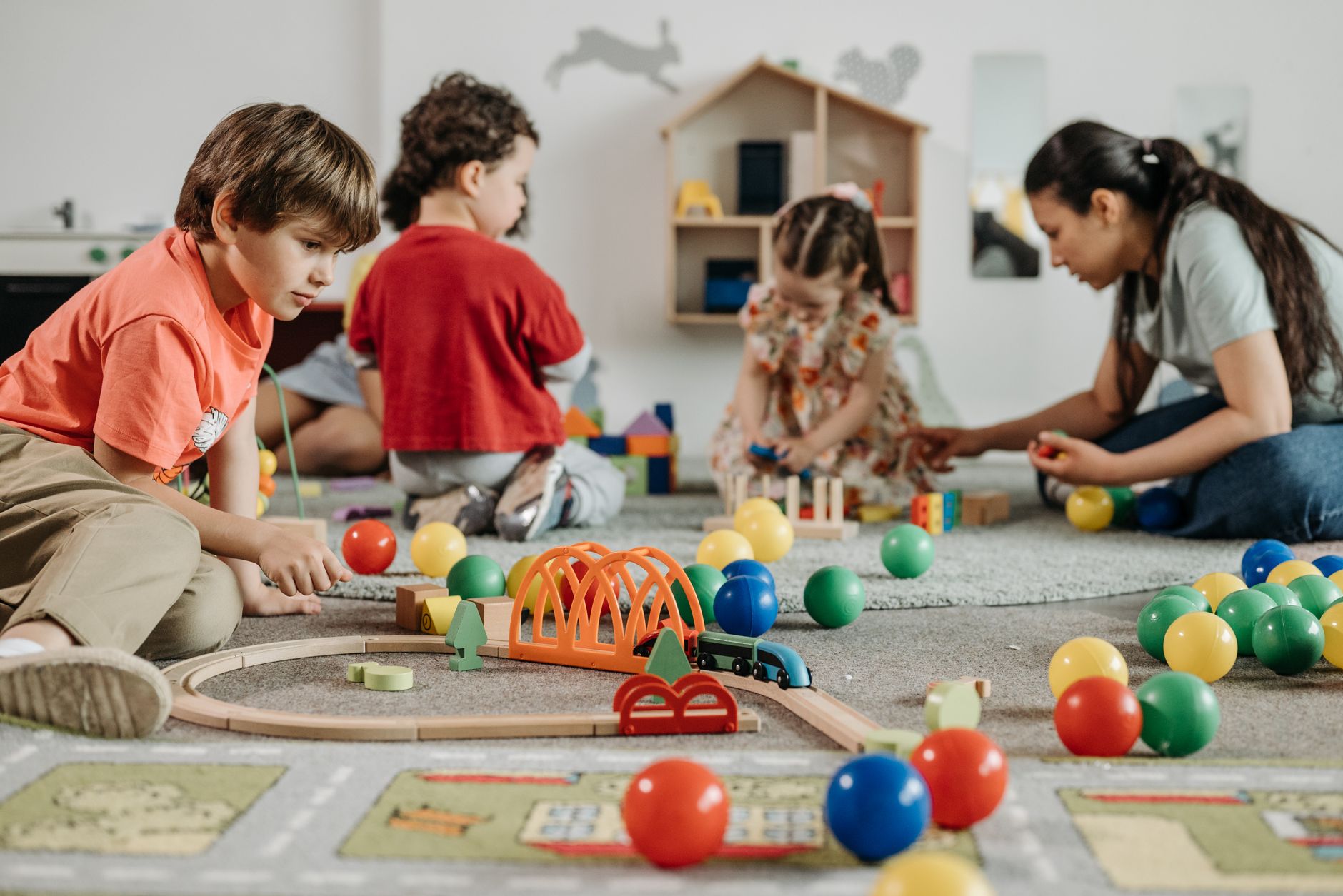 Dzieci w przedszkolu bawią się kolorowymi zabawkami edukacyjnymi