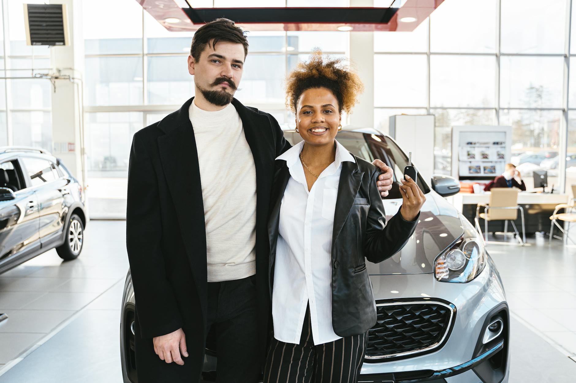 Para studentów odbiera kluczyki do nowego BMW w salonie