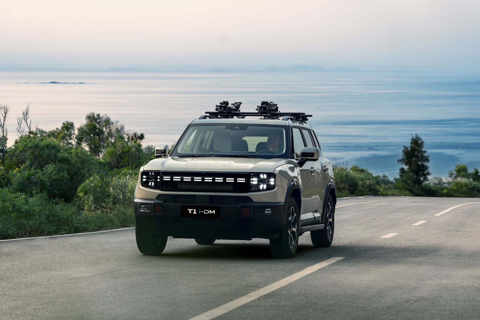 Rodzinny elektryczny SUV Cadillac Lyriq na nadmorskiej trasie