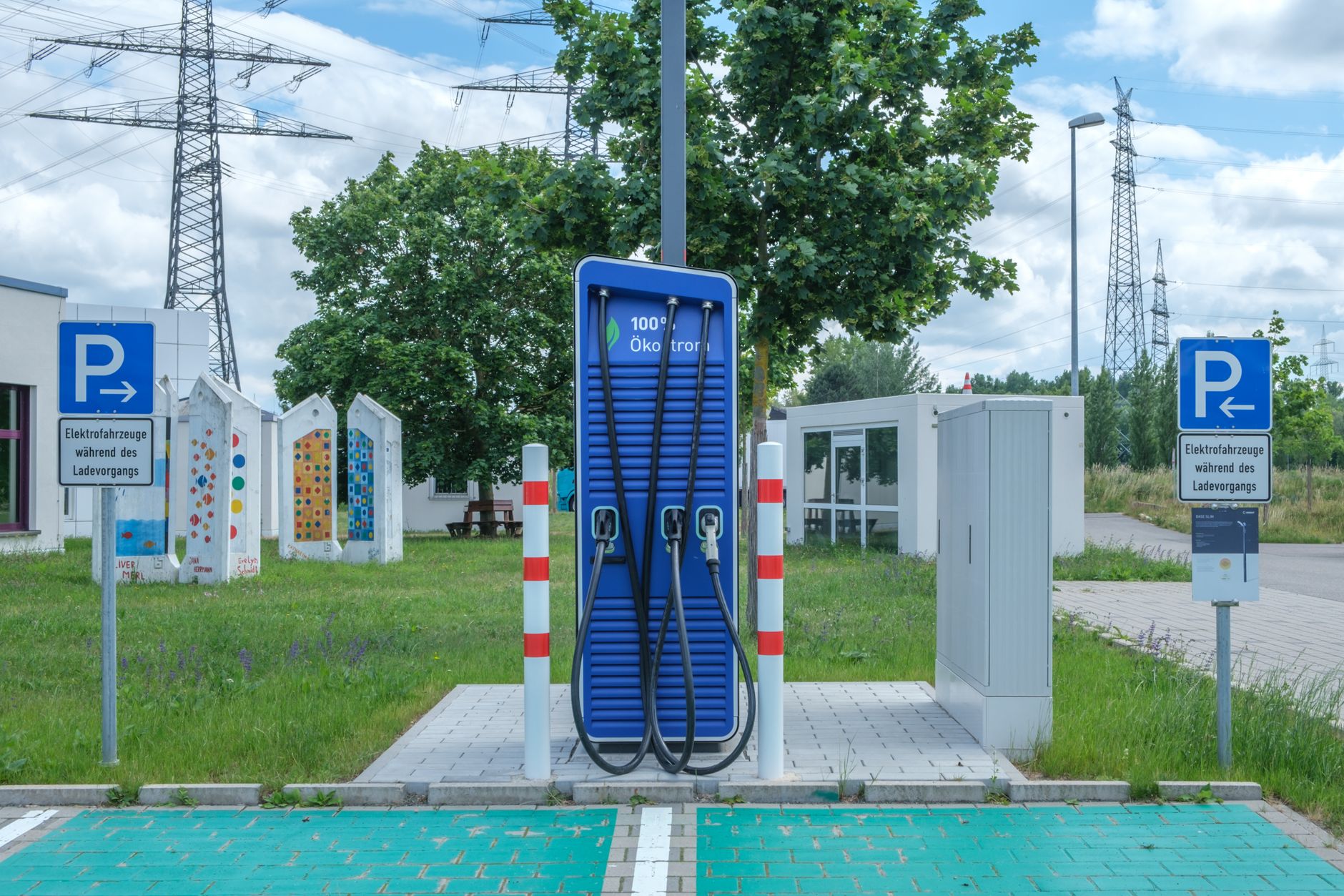 Fiat 500e w polskich realiach zasięg ładowanie i ukryte koszty eksploatacji Stacja ładowania samochodów elektrycznych o ekologicznym wyglądzie