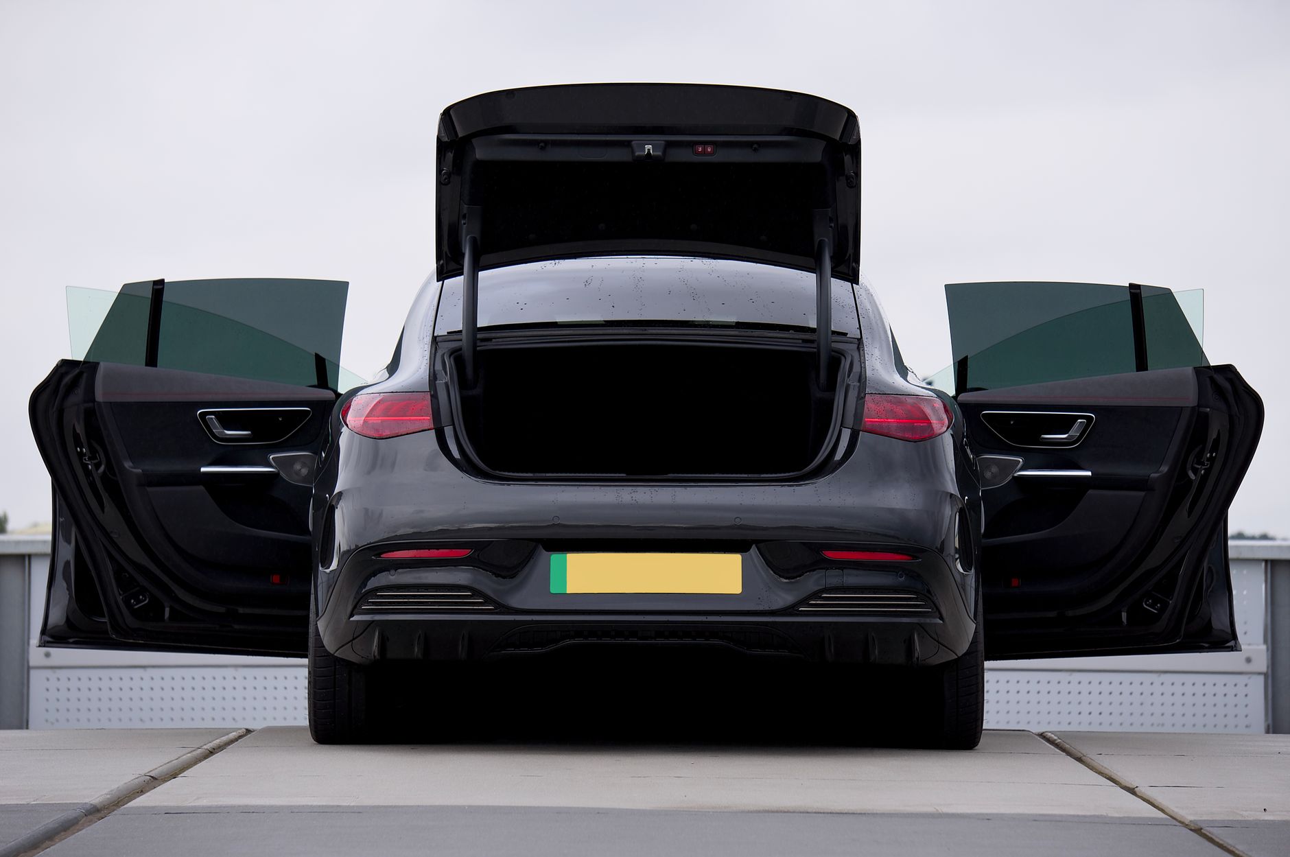 Elektryczny Rolls-Royce Spectre czy Mercedes EQS: co lepiej wygląda w polskim portfelu