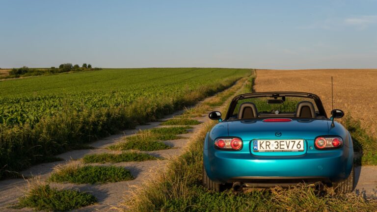 Mazda MX-5 kabriolet na malowniczej wiejskiej drodze w Polsce