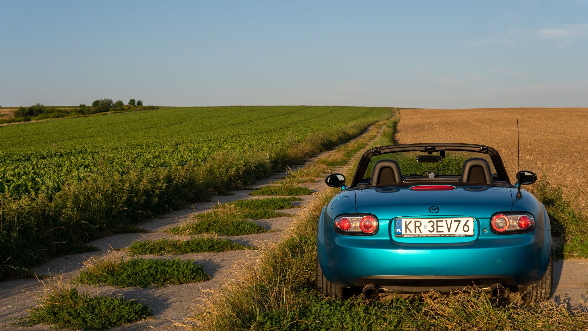 Mazda MX-5 kabriolet na malowniczej wiejskiej drodze w Polsce Mazda MX-5 kabriolet na malowniczej wiejskiej drodze w Polsce