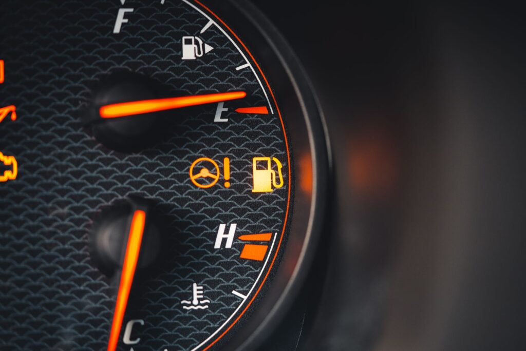 Deska rozdzielcza Hyundai z kontrolkami paliwa i temperatury
