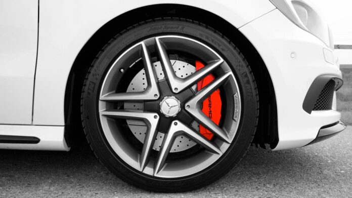 Koło Mercedes-Benz z czerwonym zaciskiem hamulcowym Koło Mercedes-Benz z czerwonym zaciskiem hamulcowym