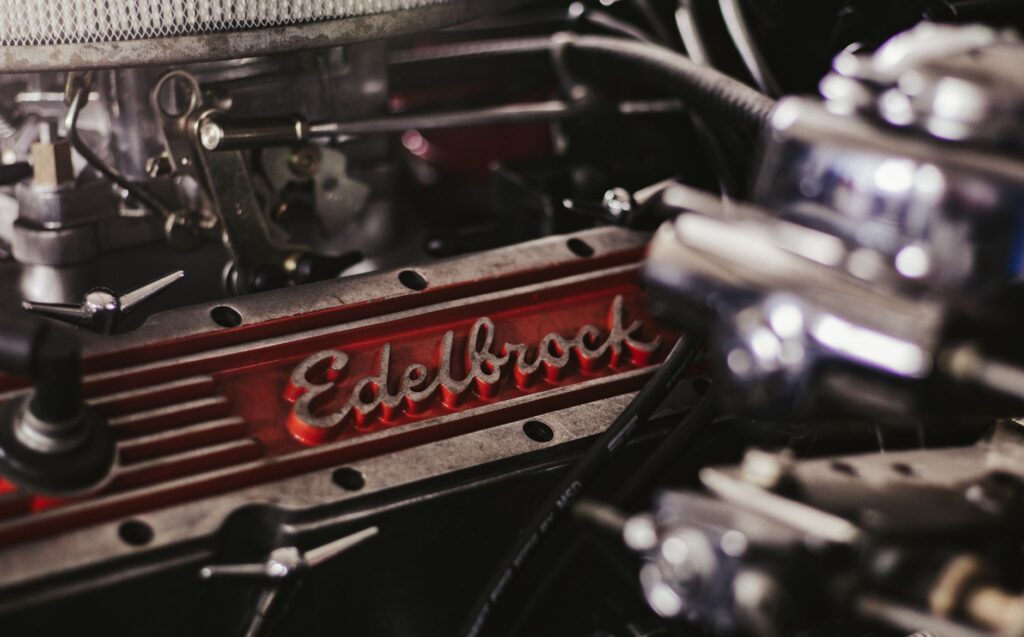 Zbliżenie na wydajny komponent silnika Edelbrock